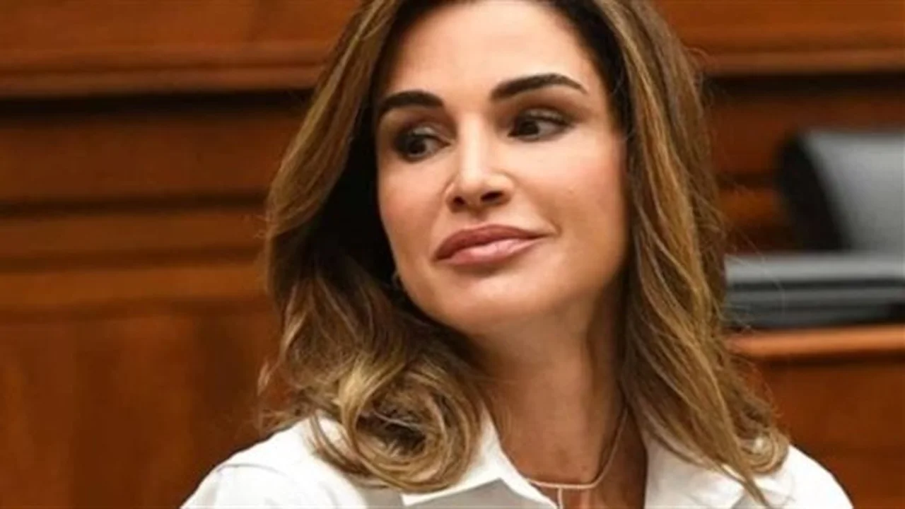 أناقة ملكية.. تفاصيل إطلالة الملكة رانيا بتوقيع جورجيو أرماني في حدث عالمي